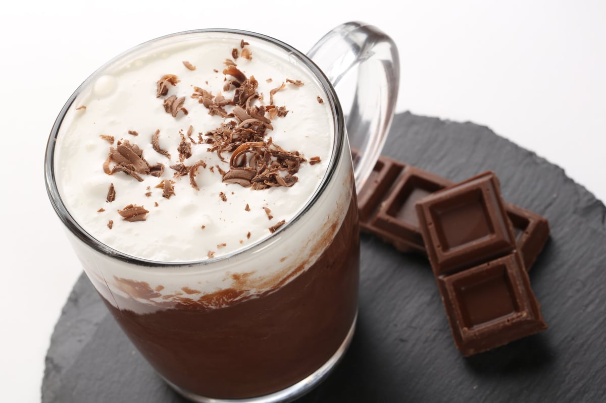 Nahaufnahme einer Tasse heiße dunkle Schokolade